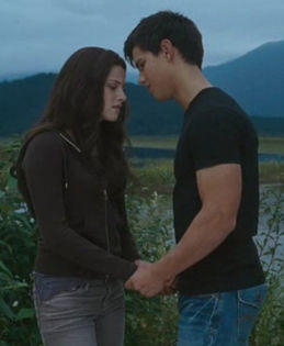 El ii cuprinse mainile intre ale ei(sa zicem ca era Rose nu Bella)