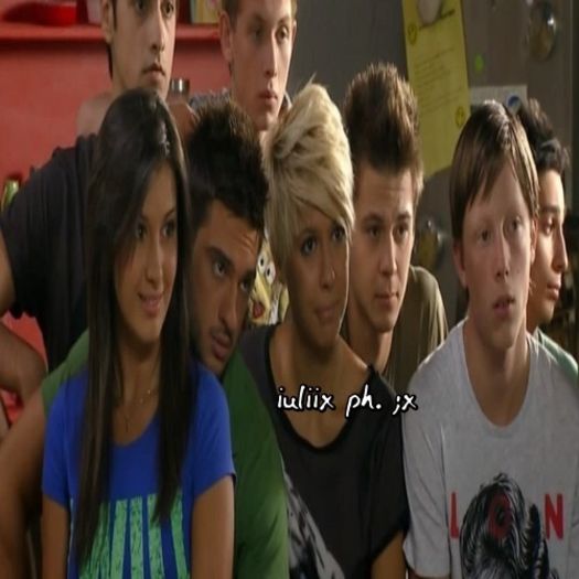 - da și AUUUUUU. ;< . mă doare tot corpul x_x. m-ai strâns prea tare. :(
