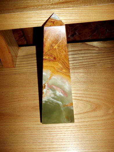 obelisc de onix - cristale si roci