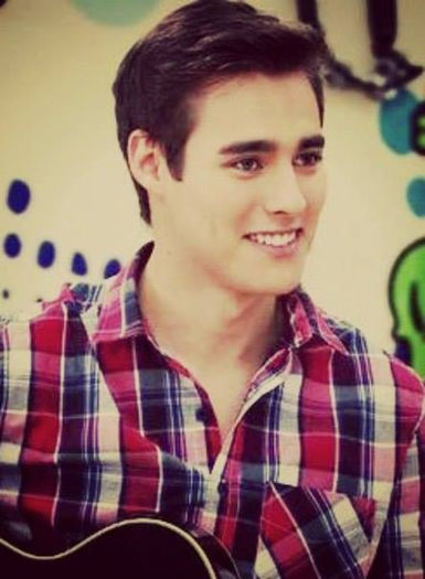 Si tu saruti bine,sa stii.Ma topesc la fiecare sarut de-al tau