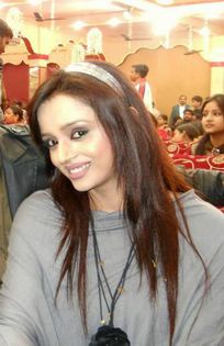 7146341 - PARUL CHAUHAN-POZE FAINE RAU