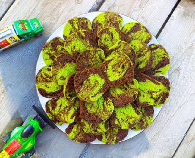 chec marmorat cu cacao si suc de spanac - Idei de aranjare a platourilor pentru mese festive