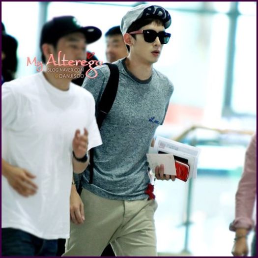 |NK| ..Seob, la multi ani cu intarziere. [da mana cu el; ii da un cadout :o3;il bate pe spate]