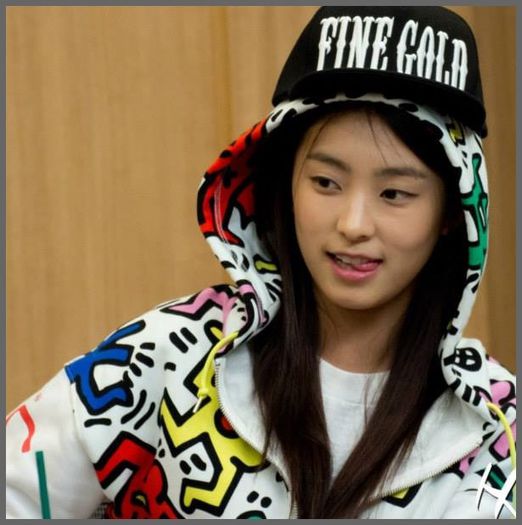 [:)] ..[se uita la Hyun] :o3 Hehe. :x