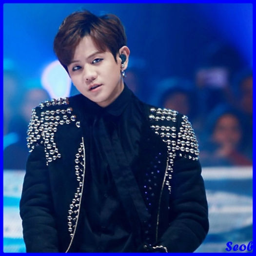 [:X] ..[se uită la Luhan] ..Ce vrei tu, mă? :-w