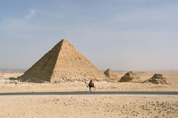 Cairo,_Gizeh,_Pyramid_of_Menkaure,_Egypt,_Oct_2005 - Piramide