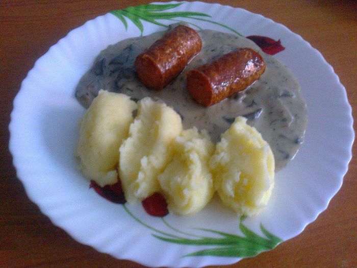 Cartofi pireu, tocanita de ciuperci si carnaciori - Culinar 2