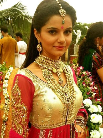 BMjdTpXCYAAgwY5 - RUBINA DILAIK POZE SUPER TARI-WOW