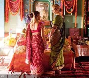 Actress-Julia-Roberts-in-a-saree-for-the-movie-Eat-Pray-Love - VEDETE DE ALTA NATIE IN SAREE INDIAN-WOW