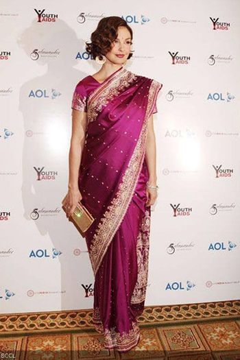 Ashley-Judd-dons-a-purple-licious-saree-at-the-YouthAIDS-Benefit-Gala-She-looks-gorgeous-in-the-sare