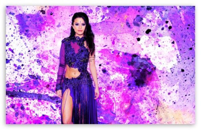Selena-Gomez-Purple-Sari - SELENA GOMEZ FACE PE INDIANCA SI SE IMBRACA IN SAREE-WOW
