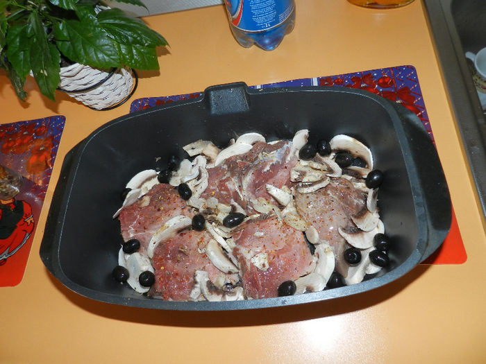 PULPA DE PORC CU MASLINE SI CIUPERCI