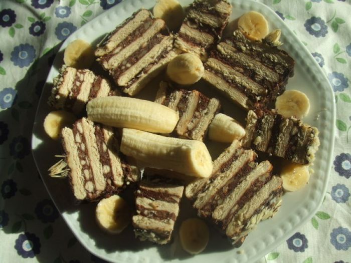 Prajitura rapida cu biscuiti si crema de banane - x Culinar