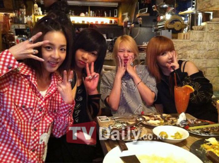 20110518_2ne1_anniversary_1 - 1 2ne1 natural