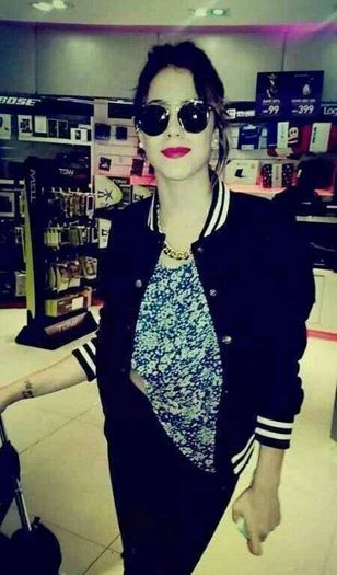 1482765_506362092795916_753280904_n - Violetta