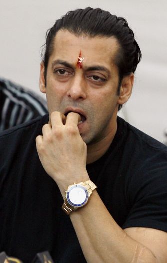 151923-salman-khan - SALMAN KHAN POZE FAINE