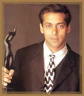 award1 - SALMAN KHAN POZE FAINE