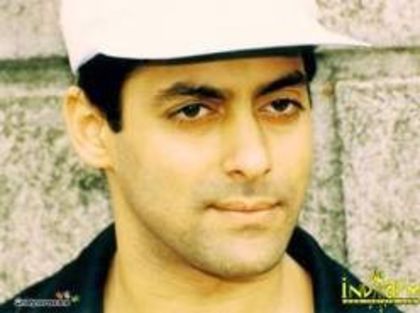 images (4) - SALMAN KHAN POZE FAINE