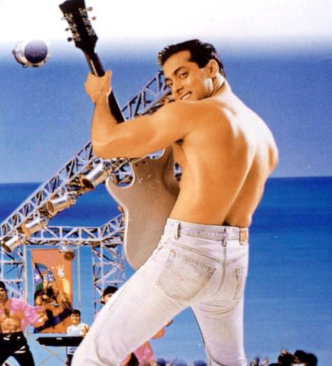 salman-guitar-playing-still-pyaar-kiya-darna-kya-movie - SALMAN KHAN ACTORUL MEU PREFERAT NUMAR 1