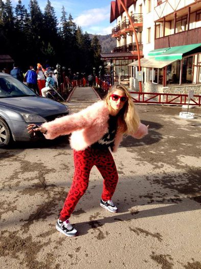 1526329_10151978368574753_1259235652_n - Andreea Banica