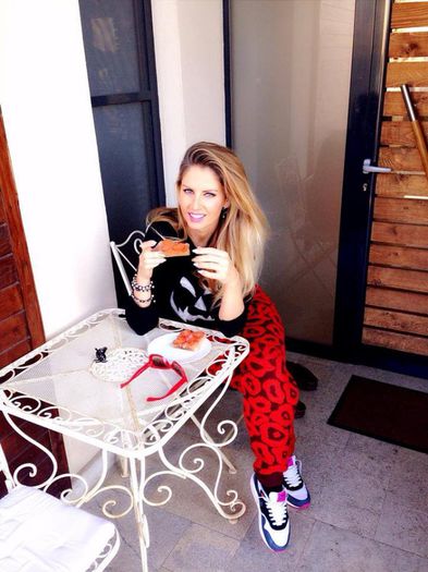 1533842_10151978296374753_1786722721_n - Andreea Banica