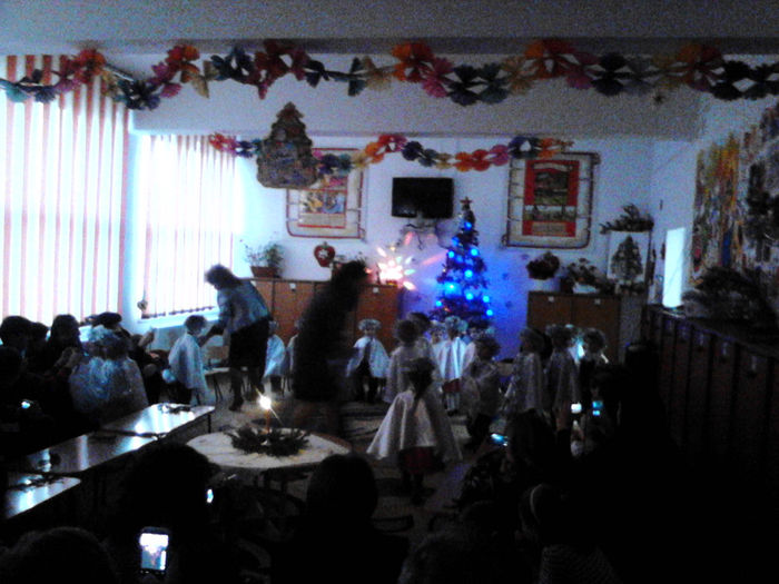 serbare la grădiniță; decembrie 2013, grupa mică a doamnelor Aanei Maria și Atomei Maria.
