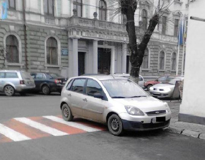 aici vreau io...în fața  Primăriei