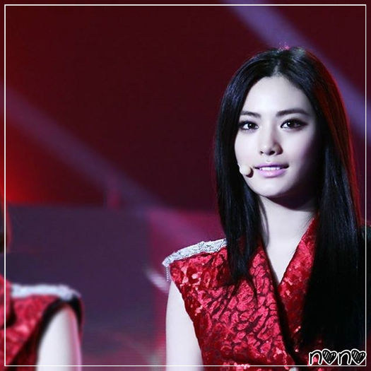 .★. E cu Jung Ah.. isi fac de cap fara mine.. ㅜ_ㅜ {se aseaza pe bratul canapelei}