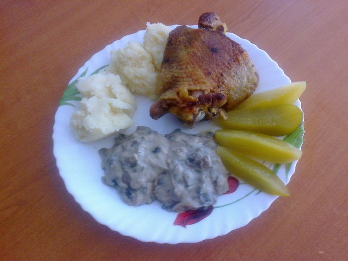 Friptura de cocos, cartofi pireu, castraveti acrii si tocanita de ciuperci cu smantana - Culinar 2