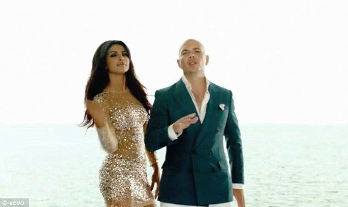 de-la-miss-world-la-star-pop-priyanka-chopra-noua-colaboratoare-a-lui-pitbull-demonstraza-ca-este-ma - PRIYANKA CHOPRA SI PITBULL POZE