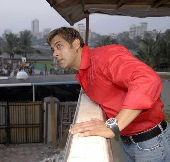 1560412_575910245818964_455502513_n - SALMAN KHAN POZE WOW