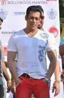 1601279_281105995375909_1087311315_a - SALMAN KHAN POZE WOW