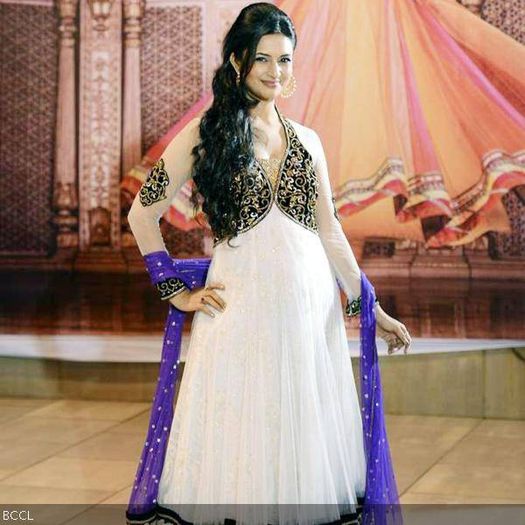 Divyanka-Tripathi-in-white-anarkali-at-the-launch-of-Telly-Calendar-2014-held-in-Mumbai-on-October-1 - Telly Calendar 2014