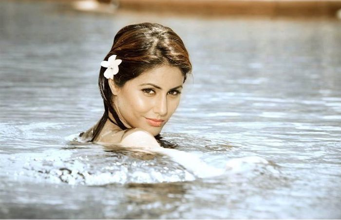 Hot-Hina-Khan-in-water