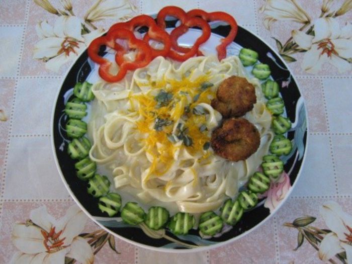 7 - Fettucine Alfredo cu creveti