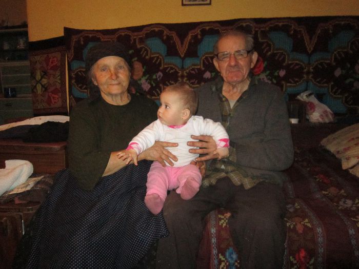 Strabunici Todor si Marioara 88 ani si 81 .