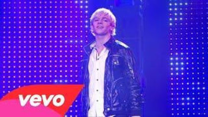 acolo il zari pe Austin repetand pt concertul de diseara,el o vazu si ii surprinse privirea