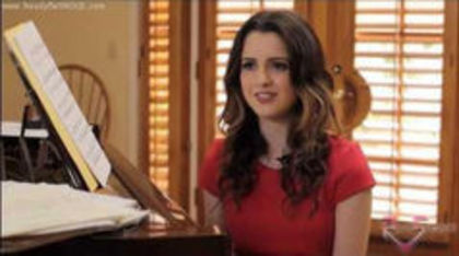 stanjenita isi cobori privirea (Fraiero te-a vazut cum te holbai la el,va crede ca esti tignita)