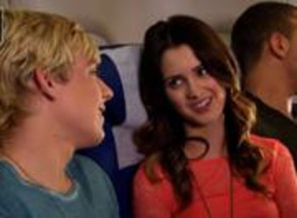 (erau atat de aproape incat mai aveau un pic si se sarutau)