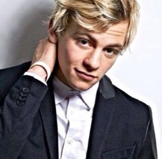 942499_472596719513599_1675147207_n - Ross Lynch