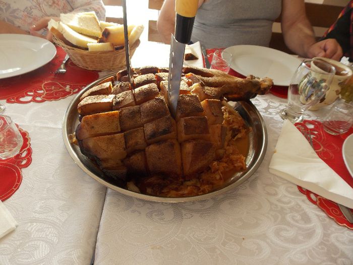 Pulpa de porc la cuptor, cu varza calita.