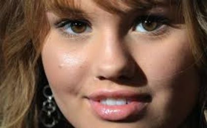 MartinaStoesselvapupa - alegeti o poza neocupata  cu debby ryan