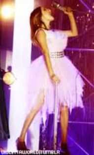 22 - alegeti o poza neocupata  cu martina stoessel