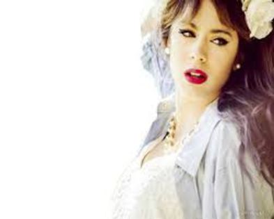 26 - alegeti o poza neocupata  cu martina stoessel