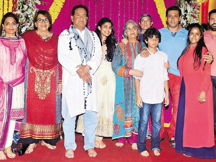 F6 - SALMAN KHAN WITH FAMILY