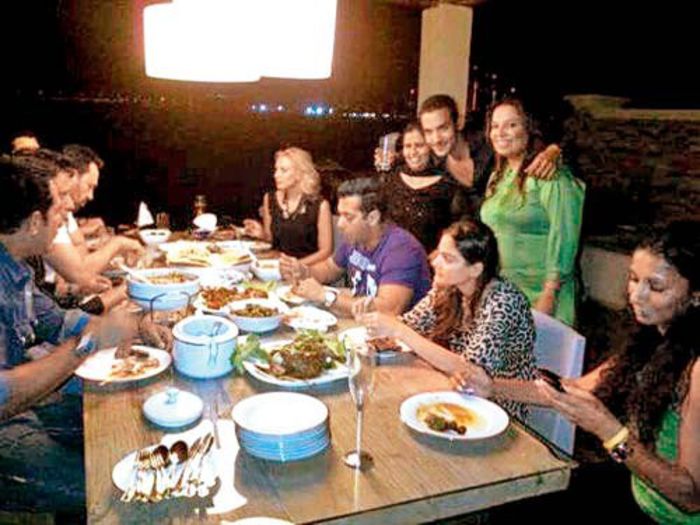 F7 - SALMAN KHAN WITH FAMILY