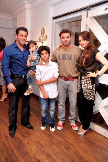 F14 - SALMAN KHAN WITH FAMILY