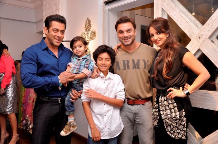 F15 - SALMAN KHAN WITH FAMILY