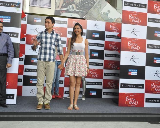 107848-imran-khan-and-deepika-padukone-at-shoppers-stop-break-ke-baad