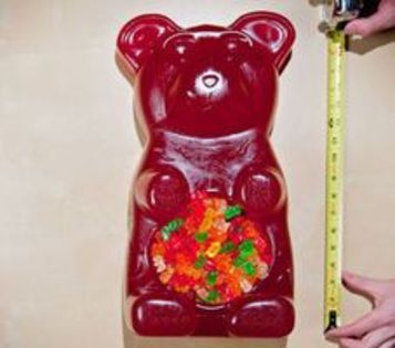 88772675 - Cel mai mare gummy bear